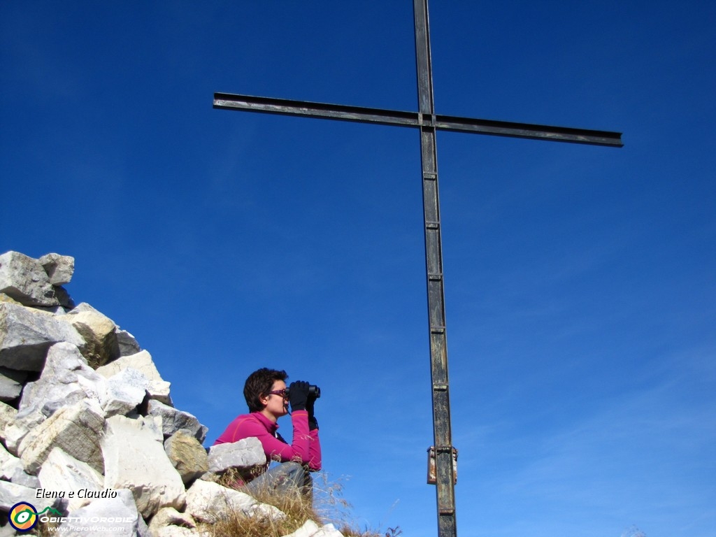 16 Uno sguardo col binocolo.JPG